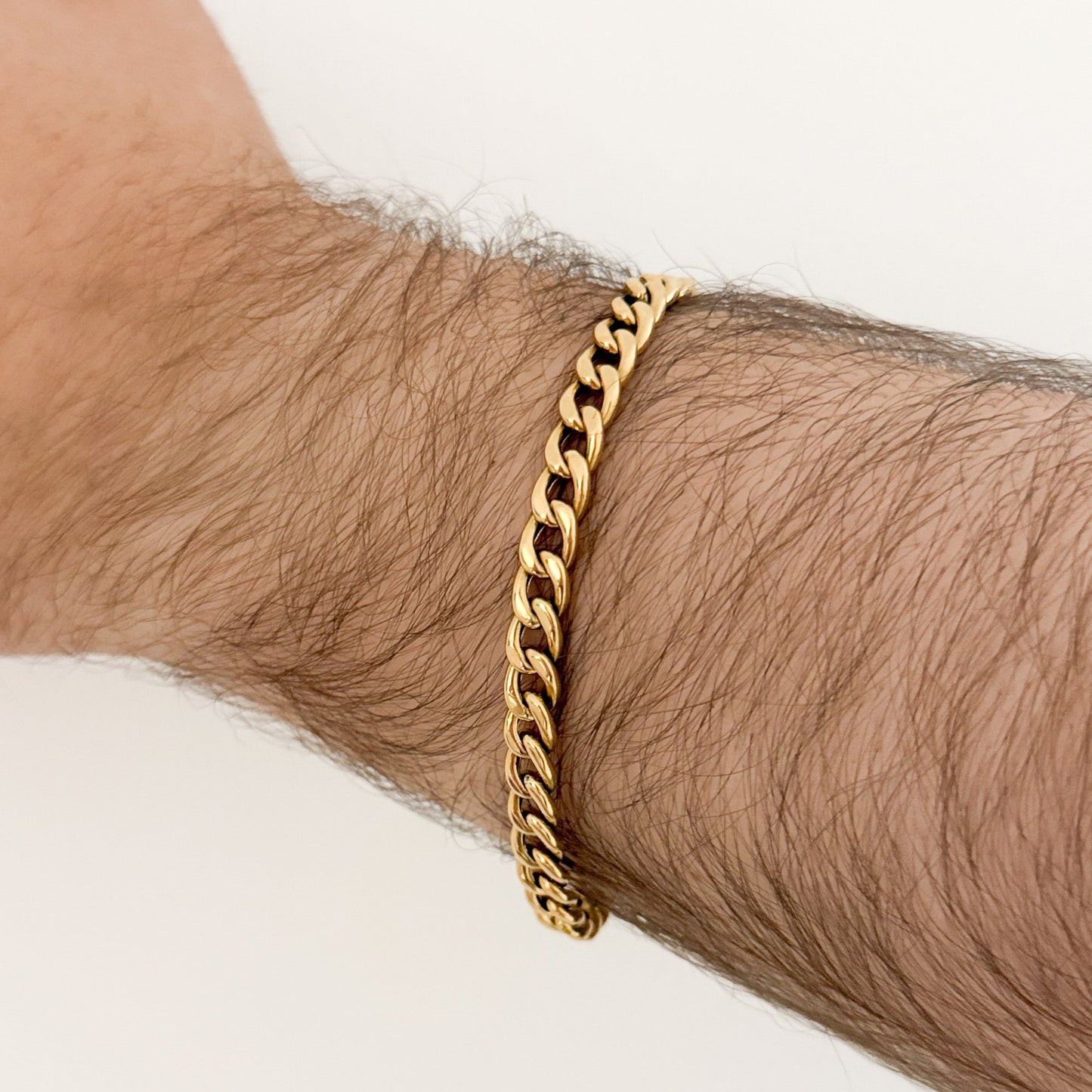 Comprar pulsera oro amarillo de 18kt con cadena tipo cubana. La pulsera mide 22,6cm de largo y 6,42mm de grosor. Joyas al mejor precio en Barcelona. Ian'Or.