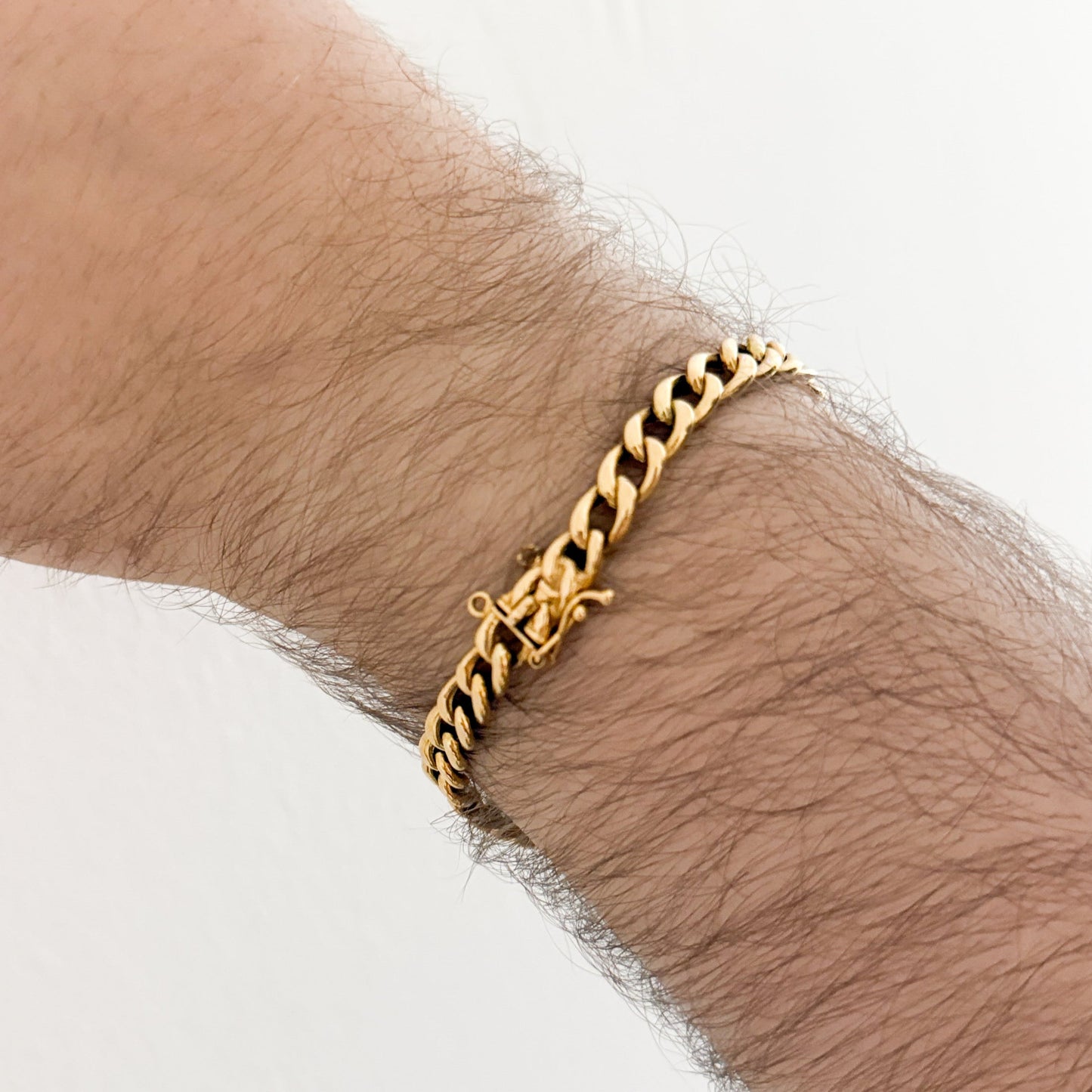 Comprar pulsera oro amarillo de 18kt con cadena tipo cubana. La pulsera mide 22,6cm de largo y 6,42mm de grosor. Joyas al mejor precio en Barcelona. Ian'Or.