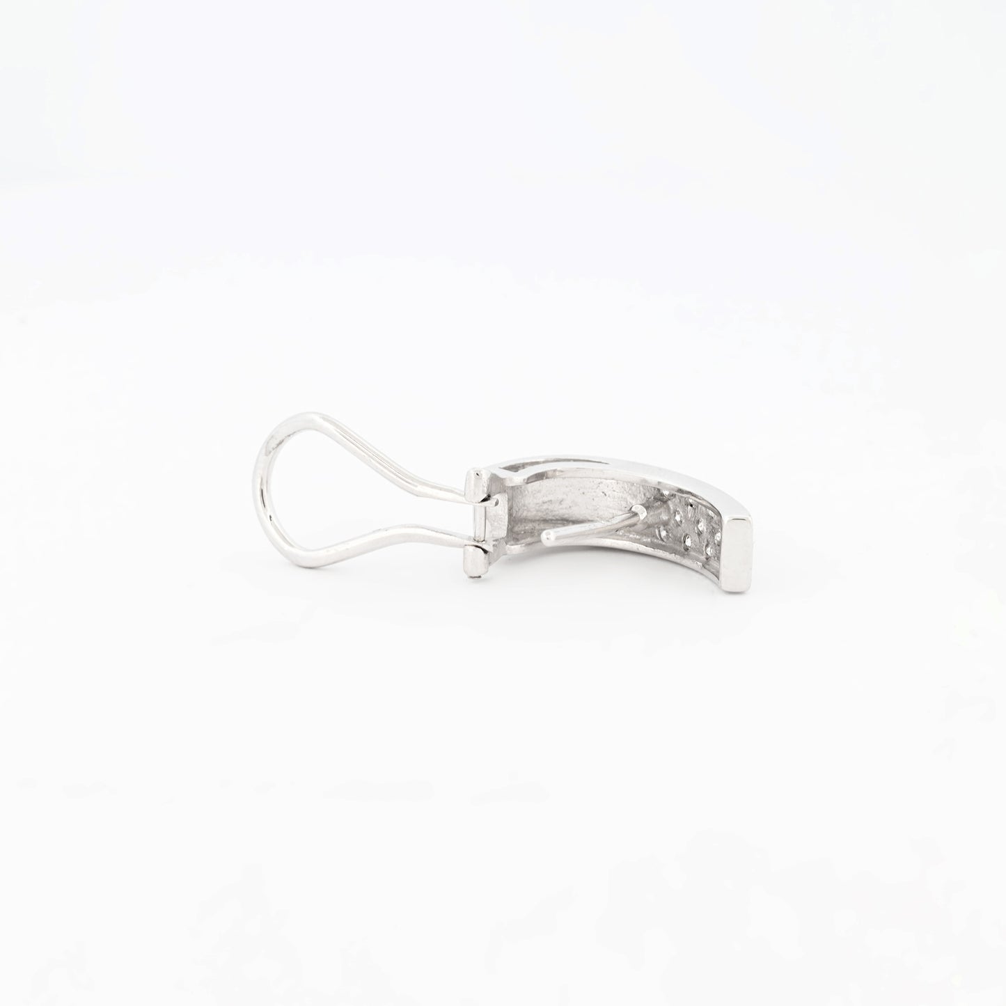 Comprar pendientes de oro blanco de 18kt con diamantes talla diamante en cada pendiente. Cierre tipo omega. Joyas de segunda mano. Joyas con diamantes baratas. Joyería Ian'Or.