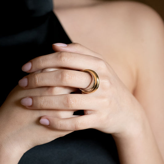 Comprar sortija lisa cruzada realizada en oro amarillo y oro blanco de 18kt. Joyas de segunda mano. Joyas restauradas. Joyería Ian'Or. Envío gratis.