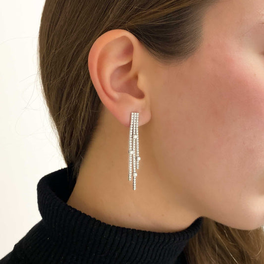 Pendientes largos de oro blanco de 18kt y 81 diamantes a lo largo de cada pendiente. Joyas para novias. Joyas segunda mano. Restauración de joyas. Envío gratis.