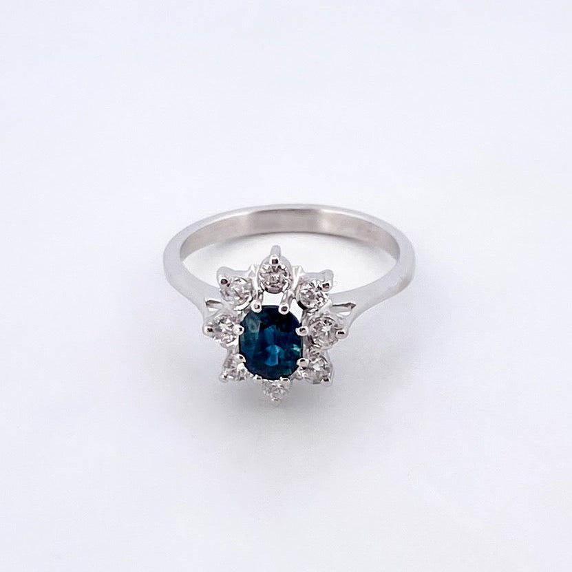 Comprar sortija realizada en oro blanco de 18kt con rosetón de diamantes alrededor de un zafiro central engastado en 8 grapas. Joyas diamantes. Joyería Ian'Or.
