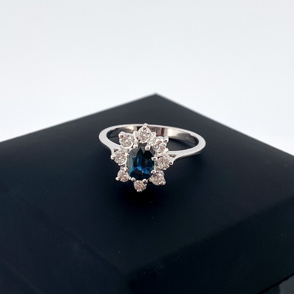 Comprar sortija realizada en oro blanco de 18kt con rosetón de diamantes alrededor de un zafiro central engastado en 8 grapas. Joyas diamantes. Joyería Ian'Or.