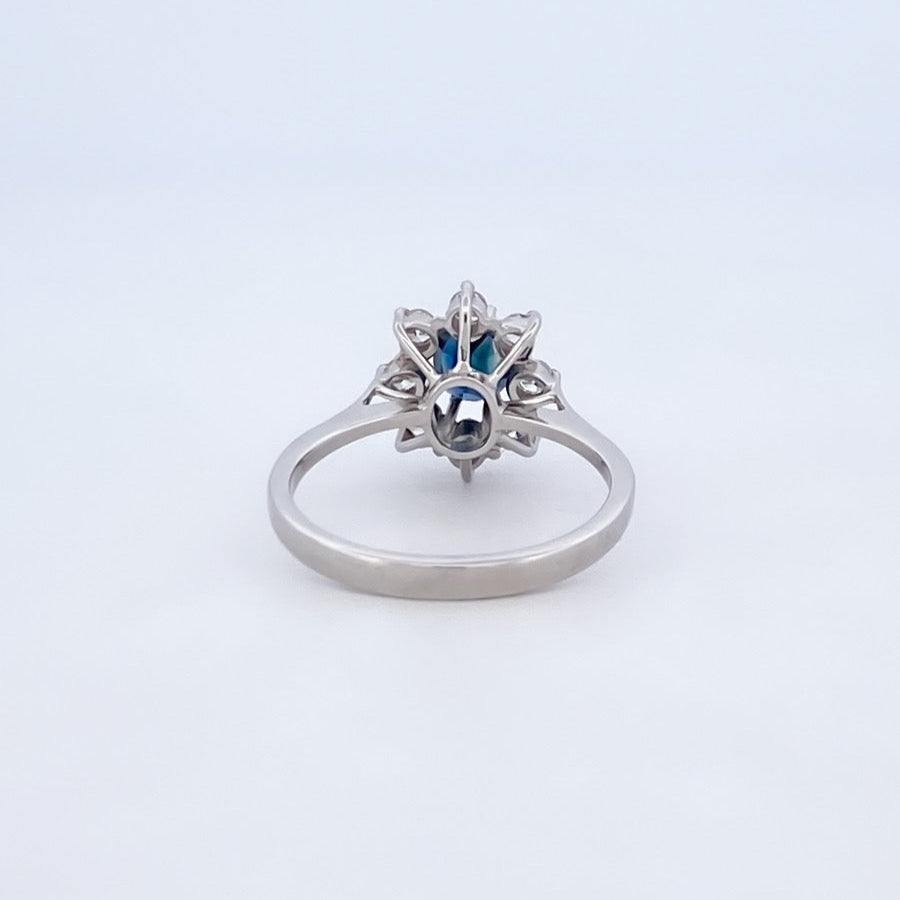Comprar sortija realizada en oro blanco de 18kt con rosetón de diamantes alrededor de un zafiro central engastado en 8 grapas. Joyas diamantes. Joyería Ian'Or.