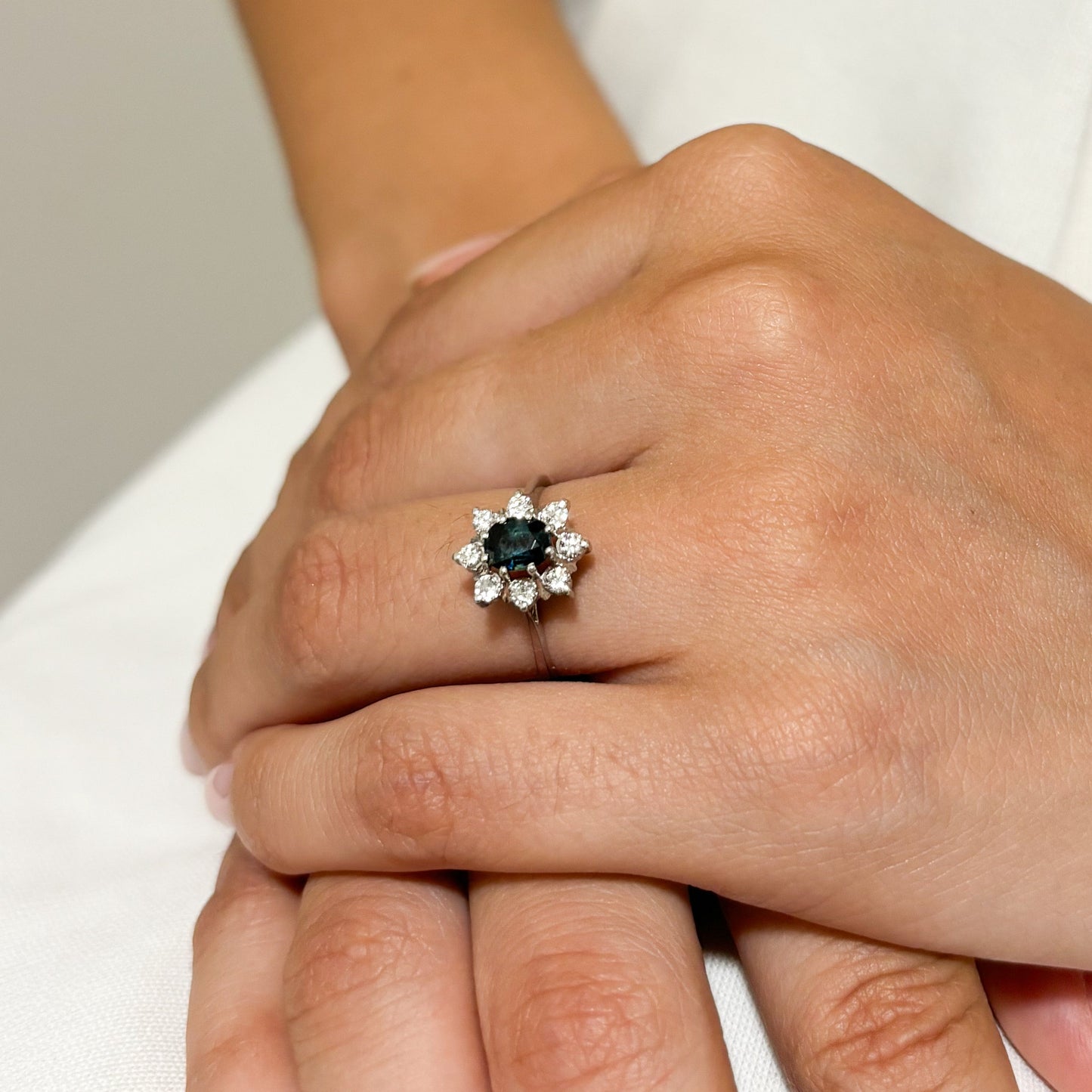 Comprar sortija realizada en oro blanco de 18kt con rosetón de diamantes alrededor de un zafiro central engastado en 8 grapas. Joyas diamantes. Joyería Ian'Or.