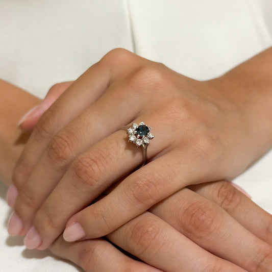 Comprar sortija realizada en oro blanco de 18kt con rosetón de diamantes alrededor de un zafiro central engastado en 8 grapas. Joyas diamantes. Joyería Ian'Or.