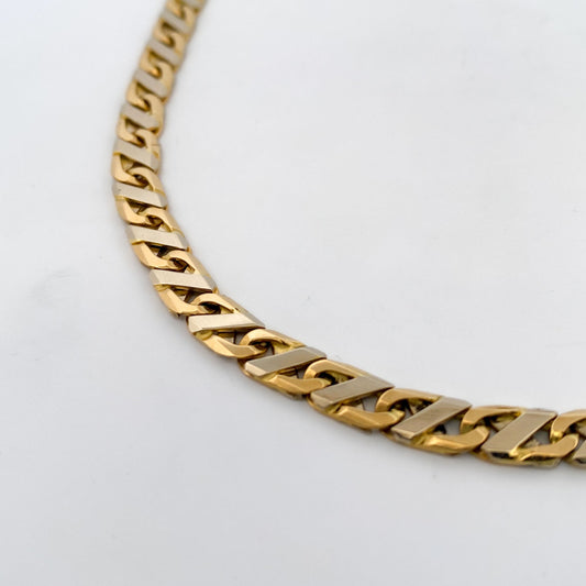 Comprar collar bicolor realizado en oro amarillo y oro blanco de 18kt con cadena de eslabones planos con un cierre tipo mosquetón. Envío gratis. Joyería Ian'Or.