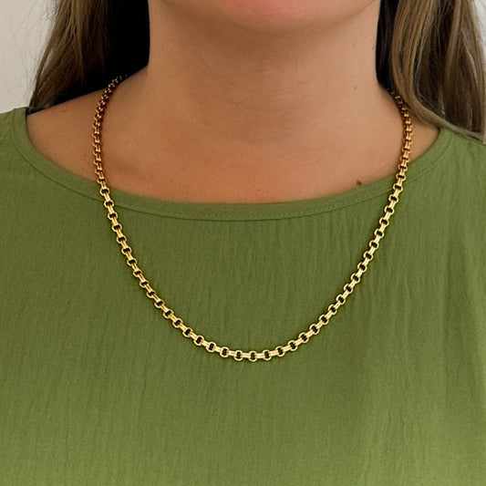 Cadena realizada en oro amarillo de 18kt con eslabones alternos ovalados y redondos y cierre tipo cajón. El collar mide 61cm y tiene un grosor de 5mm Cadenas de oro 18jkt baratas al mejor precio.