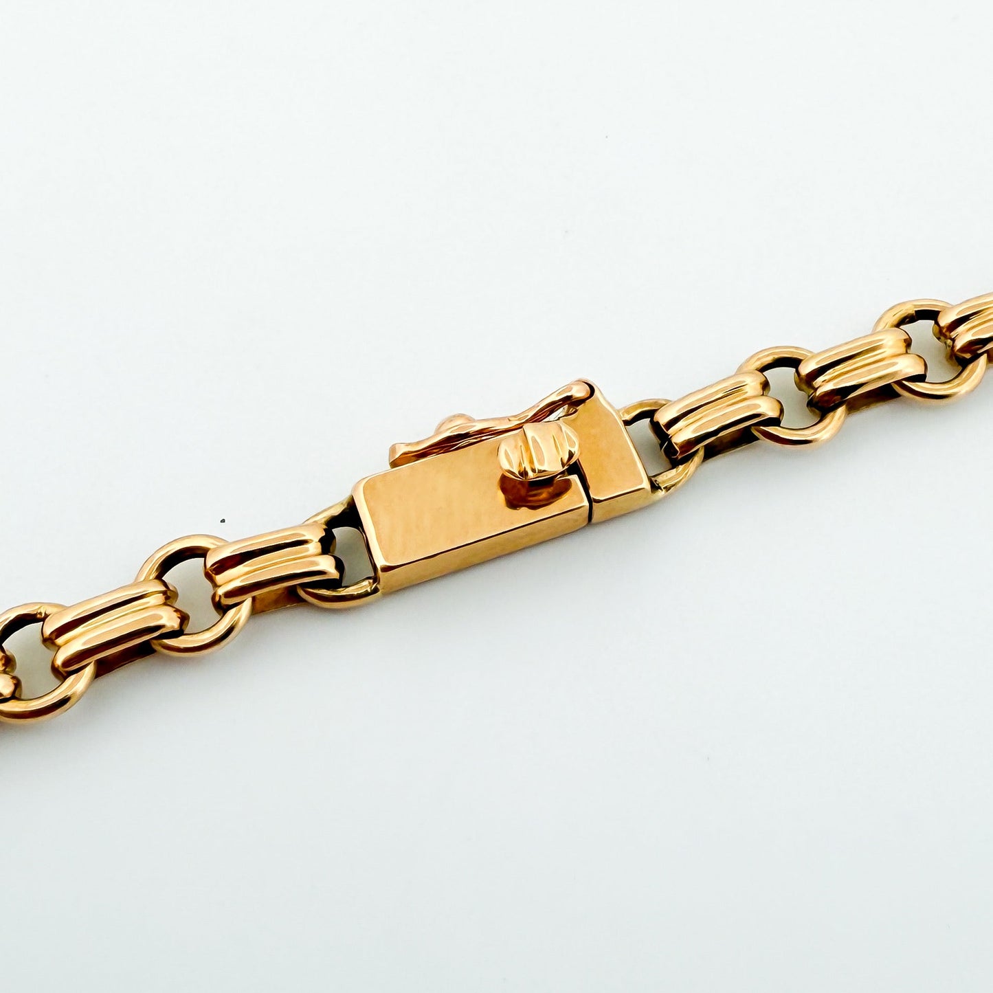 Cadena realizada en oro amarillo de 18kt con eslabones alternos ovalados y redondos y cierre tipo cajón. El collar mide 61cm y tiene un grosor de 5mm Cadenas de oro 18jkt baratas al mejor precio.