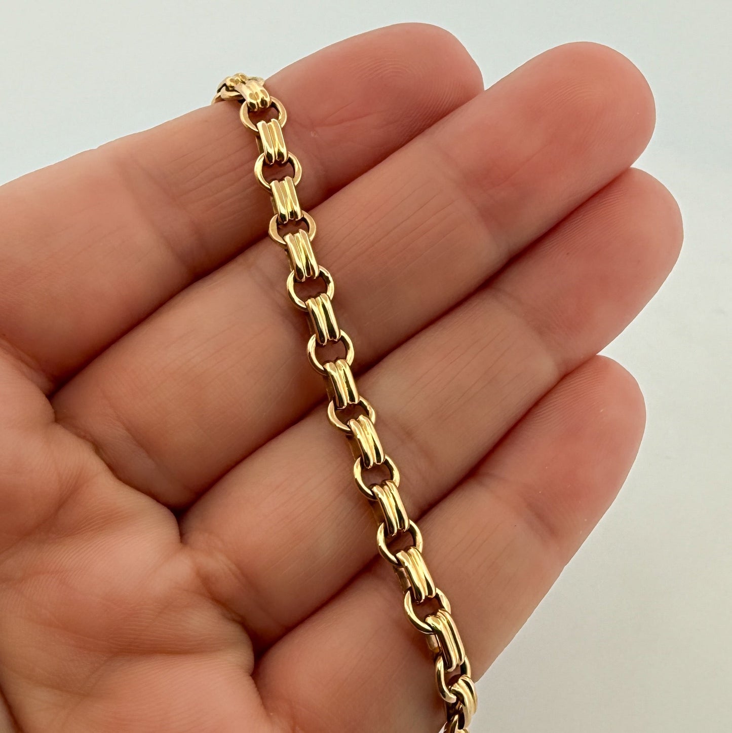 Cadena realizada en oro amarillo de 18kt con eslabones alternos ovalados y redondos y cierre tipo cajón. El collar mide 61cm y tiene un grosor de 5mm Cadenas de oro 18jkt baratas al mejor precio.