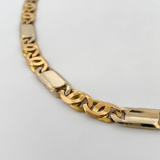 Comprar collar bicolor realizado en oro blanco y amarillo de 18kt con eslabones combinados con placas en oro blanco a lo largo de la cadena. Joyería Ian'Or.