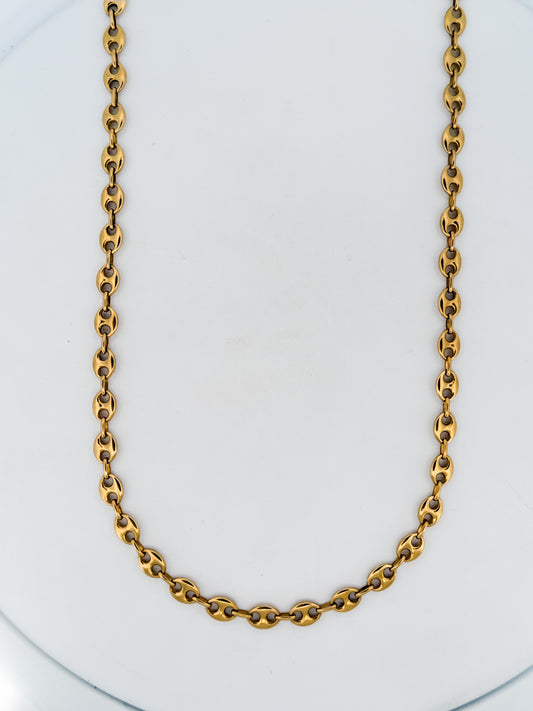Collar de oro amarillo de 18kt de cadena de calabrote. La cadena mide 50cm de largo y tiene un grosor de 5mm. Dispone de un cierre tipo mosquetón. Ian'Or.