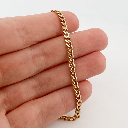 Comprar cadena realizada en oro amarillo de 18kt con cadena barbada tipo cubana plana de 3,66mm de grosor. La cadena mide 50cm de largo y cierre tipo mosquetón.