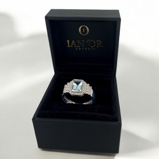 Comprar anillo de oro blanco de 18kt con agua marina talla baguette engastado en 4 grapas y 40 diamantes talla brillante. Joyas restauradas. Joyería Ian'Or.