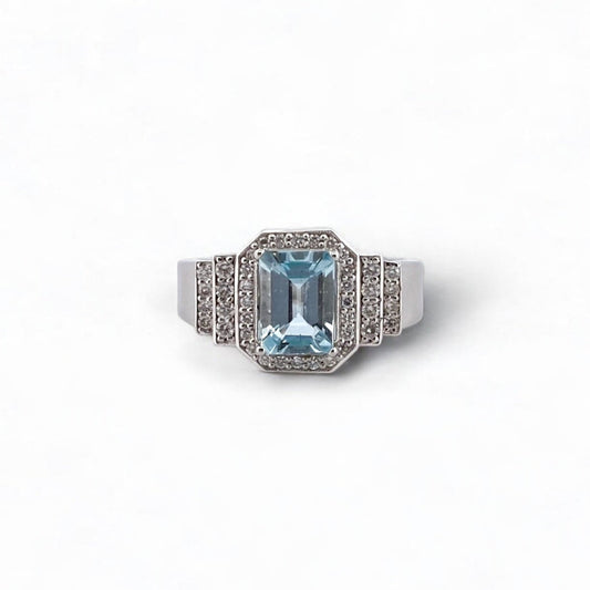 Comprar anillo de oro blanco de 18kt con agua marina talla baguette engastado en 4 grapas y 40 diamantes talla brillante. Joyas restauradas. Joyería Ian'Or.