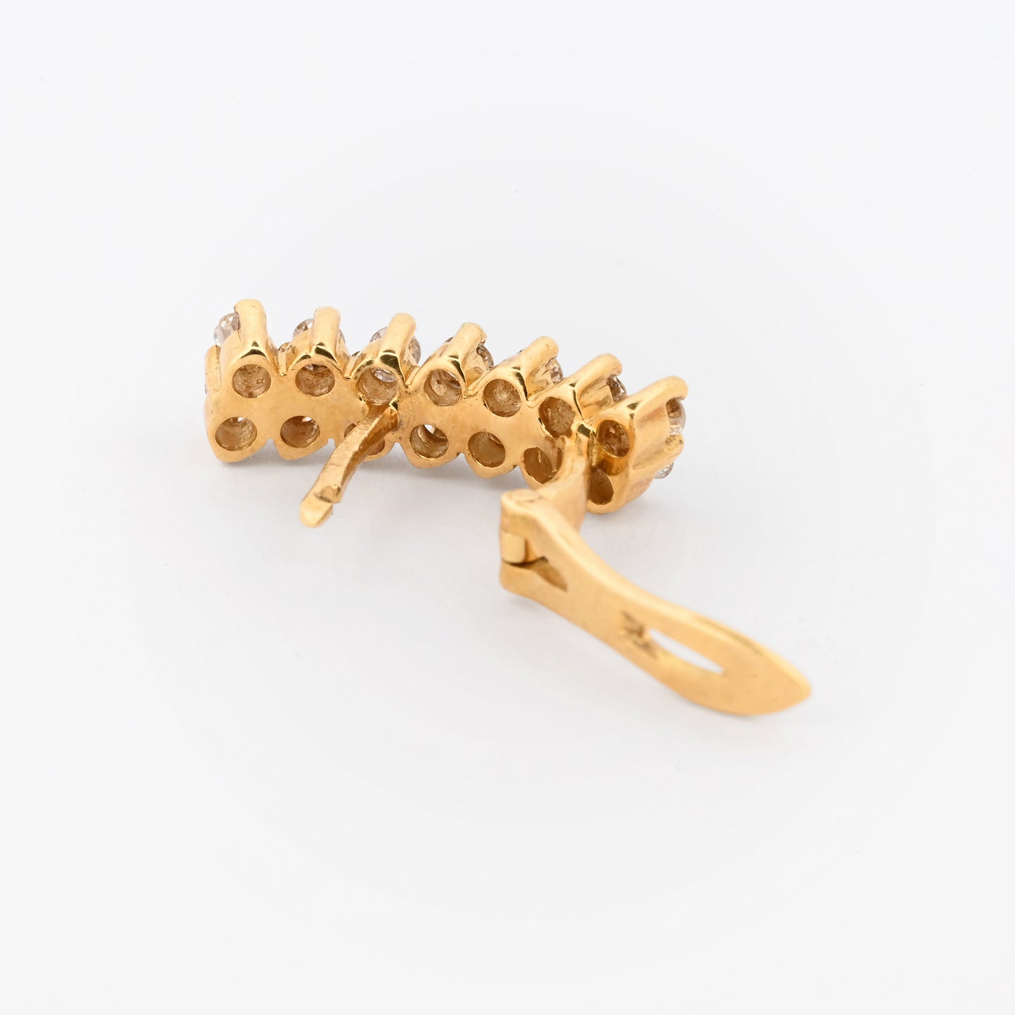 Comprar pendientes de oro amarillo de 18kt con 14 diamante en cada pendiente. Estos pendientes disponen de cierre omega.Joyas de segunda mano. Joyas restauradas. Envío gratis.