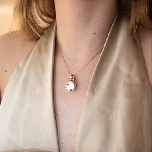 Colgante en forma de elefante realizado en oro blanco de 18kt con una valía ancha para combinar con una cadena y convertirlo en collar. Joyería Ian'Or.