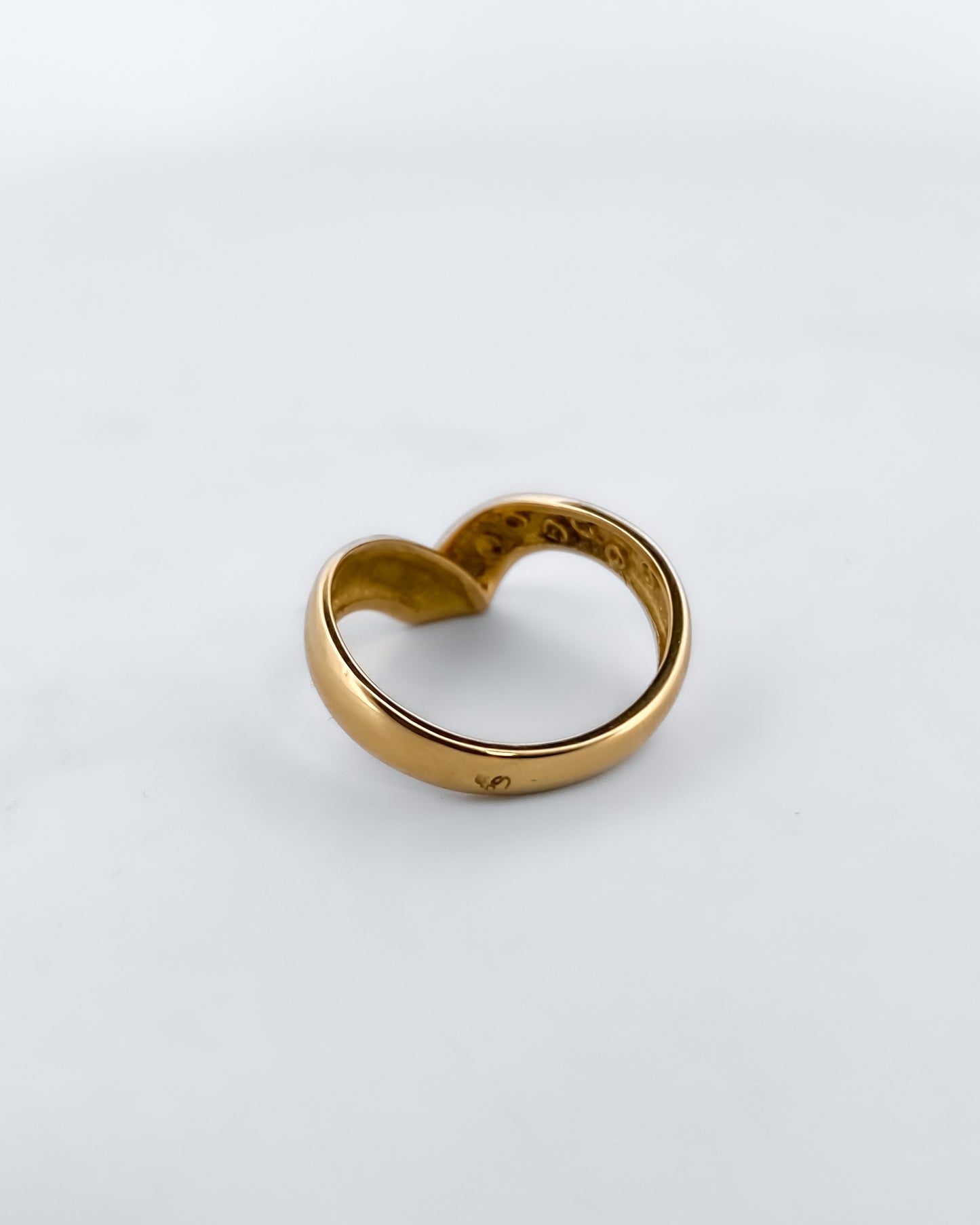 Anillo irregular realizado en oro amarillo de 18kt con 7 diamantes diamantes pequeños a un lado del brazo. Anillos de segunda mano.