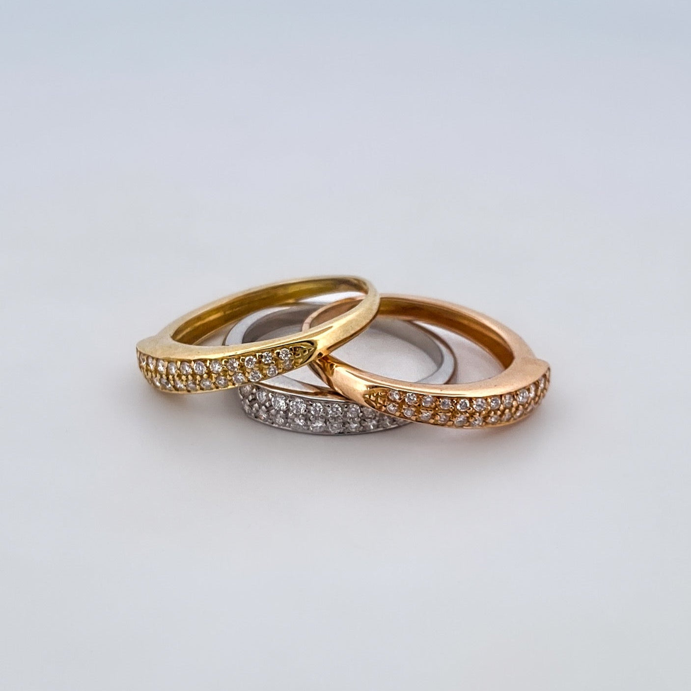Comprar anillo triple realizado en oro amarillo, oro rosa y oro blanco de 18kt y diamantes talla brillante. Estos anillos se pueden llevar de diferente forma.