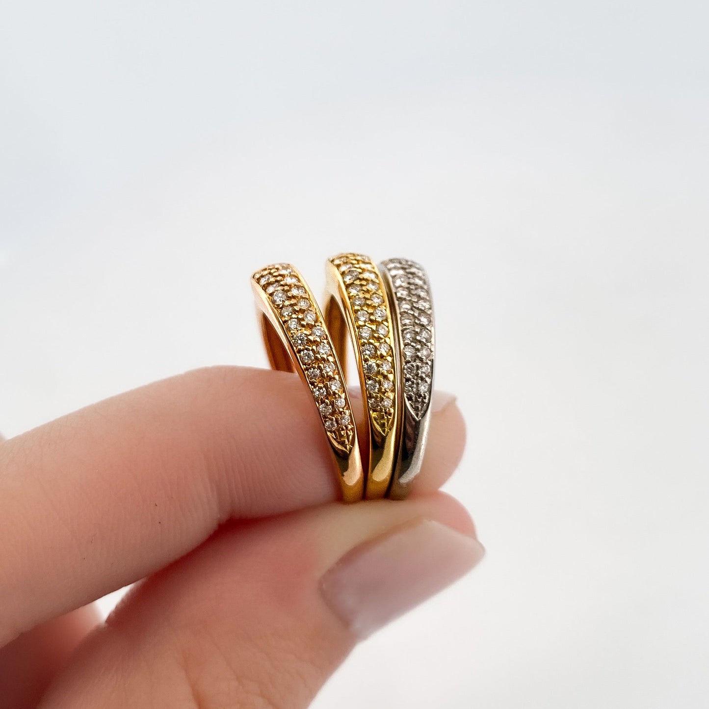 Comprar anillo triple realizado en oro amarillo, oro rosa y oro blanco de 18kt y diamantes talla brillante. Estos anillos se pueden llevar de diferente forma.