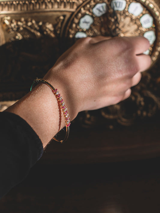 Comprar pulsera esclava realizada en oro amarillo de 18kt con diamantes y rubíes. Cierre de cajón con un brazo de seguridad. Joyas restauradas. Joyería Ian'Or.