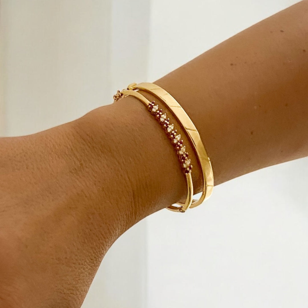 Comprar pulsera esclava realizada en oro amarillo de 18kt con diamantes y rubíes. Cierre de cajón con un brazo de seguridad. Joyas restauradas. Joyería Ian'Or.