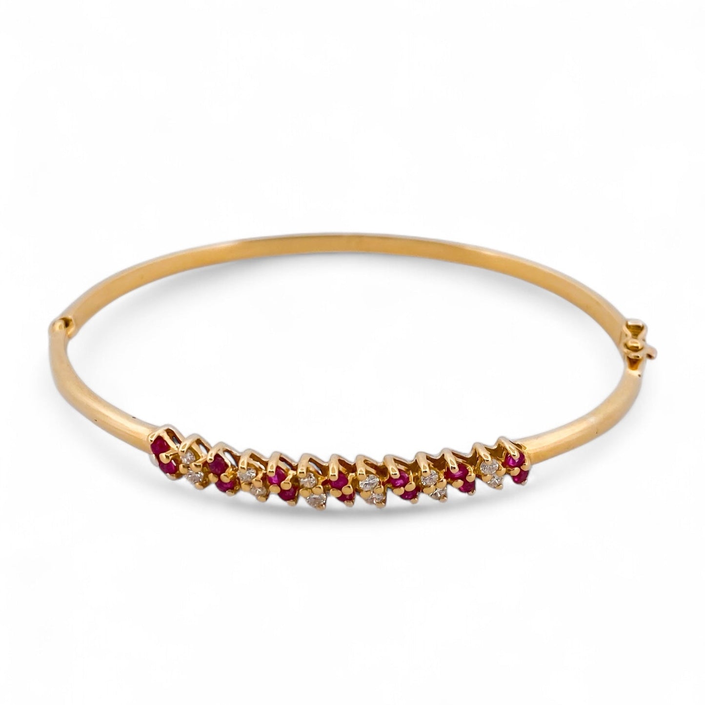 Comprar pulsera esclava realizada en oro amarillo de 18kt con diamantes y rubíes. Cierre de cajón con un brazo de seguridad. Joyas restauradas. Joyería Ian'Or.