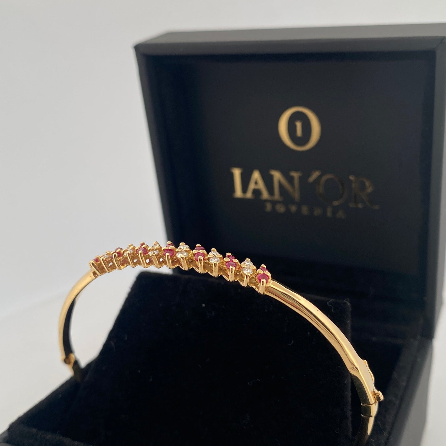 Comprar pulsera esclava realizada en oro amarillo de 18kt con diamantes y rubíes. Cierre de cajón con un brazo de seguridad. Joyas restauradas. Joyería Ian'Or.