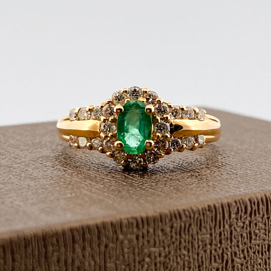 Comprar anillo realizado en oro amarillo de 18kt con una esmeralda central y rosetón de diamantes alrededor y en los brazos. Joyas segunda mano. Joyería Ian'Or.