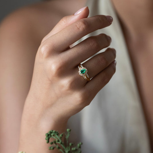 Comprar anillo realizado en oro amarillo de 18kt con una esmeralda central y rosetón de diamantes alrededor y en los brazos. Joyas segunda mano. Joyería Ian'Or.