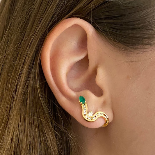 Comprar pendientes realizados en oro amarillo de 18kt con 9 diamantes en carril, uno con grapa y una esmeralda en cada pendiente. Pendientes estilo trepador.