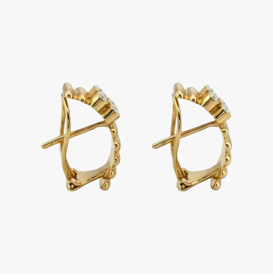 Comprar pendientes de oro amarillo de 18kt con 6 diamantes en cada pendiente. Estos preciosos pendientes disponen de cierre tipo omega. Envio gratis