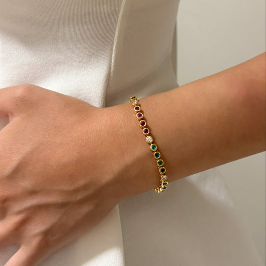 Pulsera semirígida de oro de 18kt con 3 rubíes, 3 esmeraldas y 30 zafiros azules talla princesa. Joyería Ian'Or. Joyas segunda vida. Envío GRATIS.