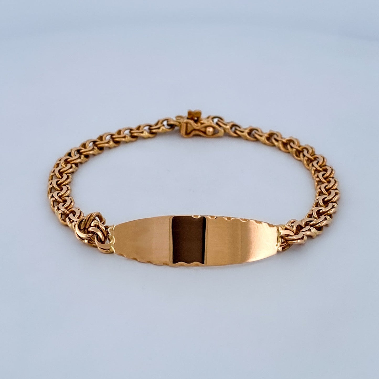 Pulsera no me olvides de oro amarillo de 18kt y placa para grabar. Esta pulsera dispone de cierre de cajón y brazo de seguridad. Joyería Ian'Or. Envío gratis.