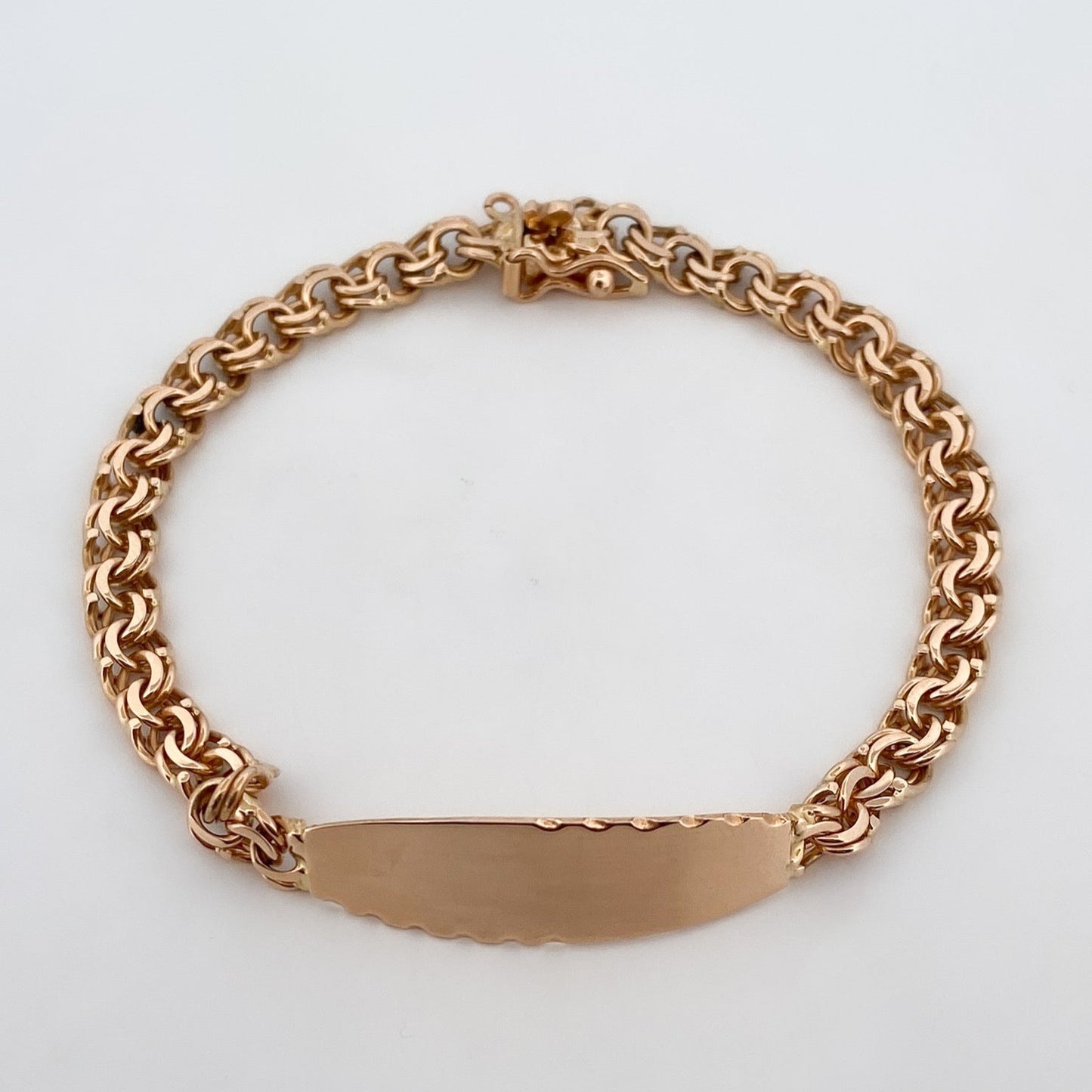Pulsera no me olvides de oro amarillo de 18kt y placa para grabar. Esta pulsera dispone de cierre de cajón y brazo de seguridad. Joyería Ian'Or. Envío gratis.