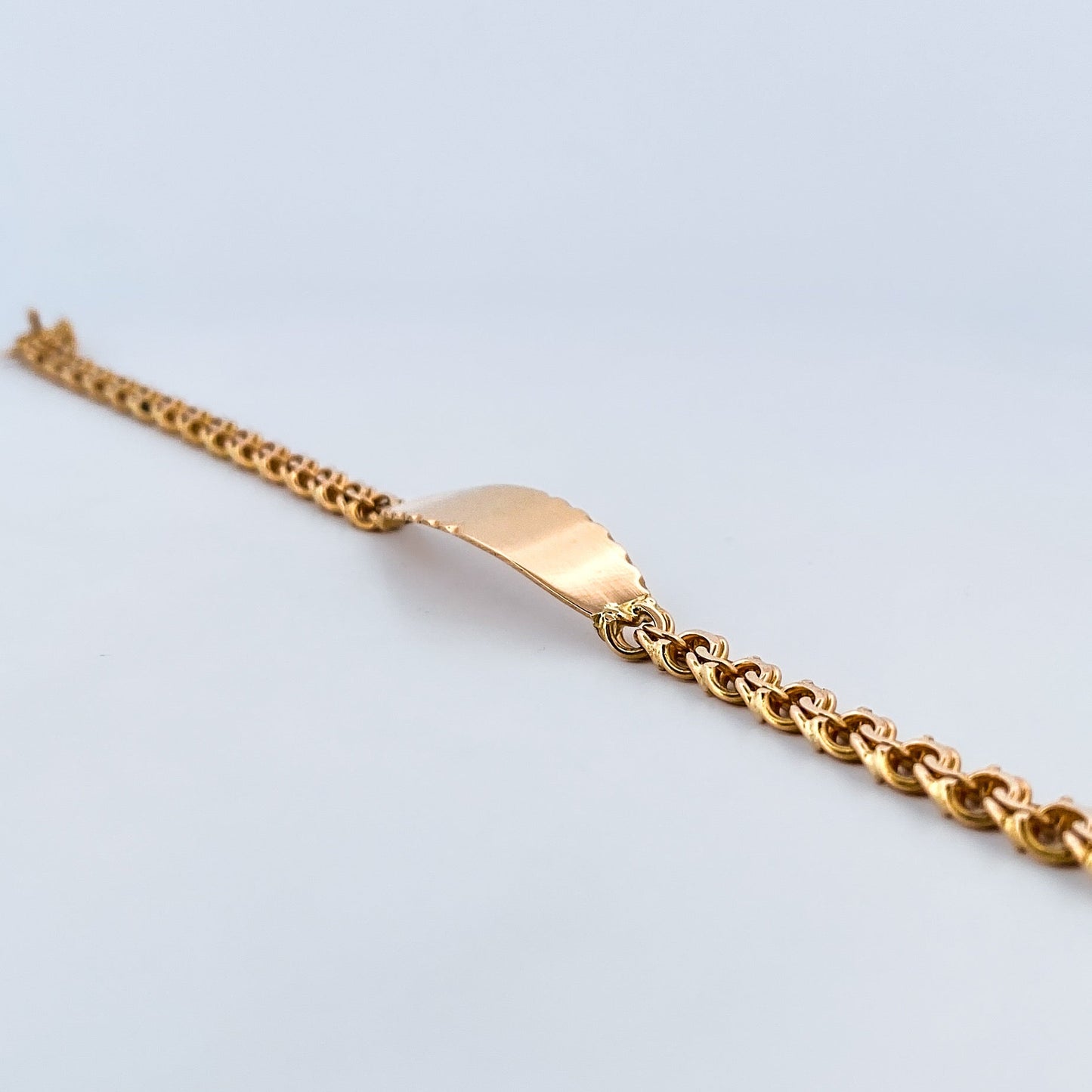 Pulsera no me olvides de oro amarillo de 18kt y placa para grabar. Esta pulsera dispone de cierre de cajón y brazo de seguridad. Joyería Ian'Or. Envío gratis.