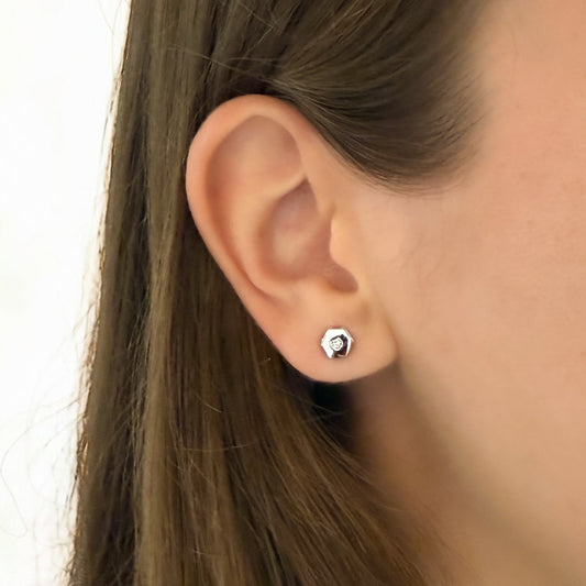 Comprar pendiente en forma de hexágono realizados en oro blanco de 18kt y un diamante talla brillante en cada pendiente. Envío gratis. Joyería Ian'Or.