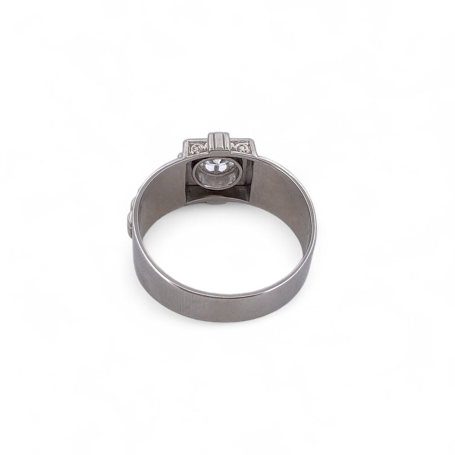 Comprar sortija realizada en oro blanco de 18kt con diamante central de 0,5 quilates engastado en 8 grapas. Joyas con diamantes. Joyería Ian'Or. Envío gratis.