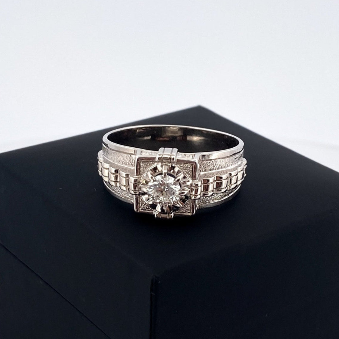 Comprar sortija realizada en oro blanco de 18kt con diamante central de 0,5 quilates engastado en 8 grapas. Joyas con diamantes. Joyería Ian'Or. Envío gratis.