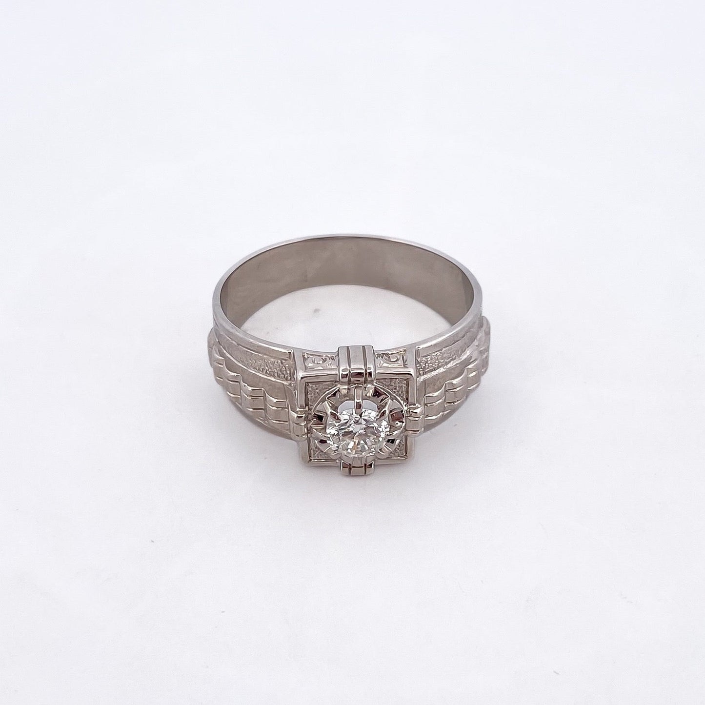 Comprar sortija realizada en oro blanco de 18kt con diamante central de 0,5 quilates engastado en 8 grapas. Joyas con diamantes. Joyería Ian'Or. Envío gratis.