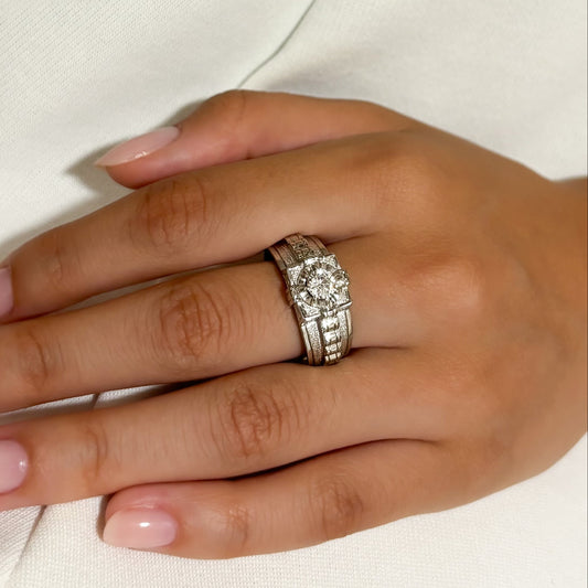 Comprar sortija realizada en oro blanco de 18kt con diamante central de 0,5 quilates engastado en 8 grapas. Joyas con diamantes. Joyería Ian'Or. Envío gratis.