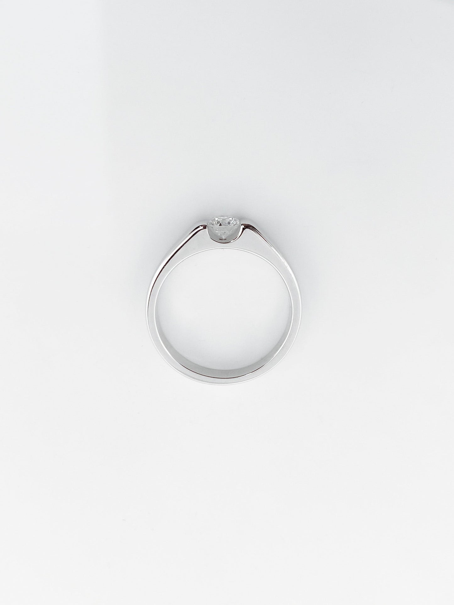 Comprar Solitario oro blanco con brillante. Joyas de compromiso baratas Barcelona. Envío gratis. Joyería Ian'Or Barcelona.