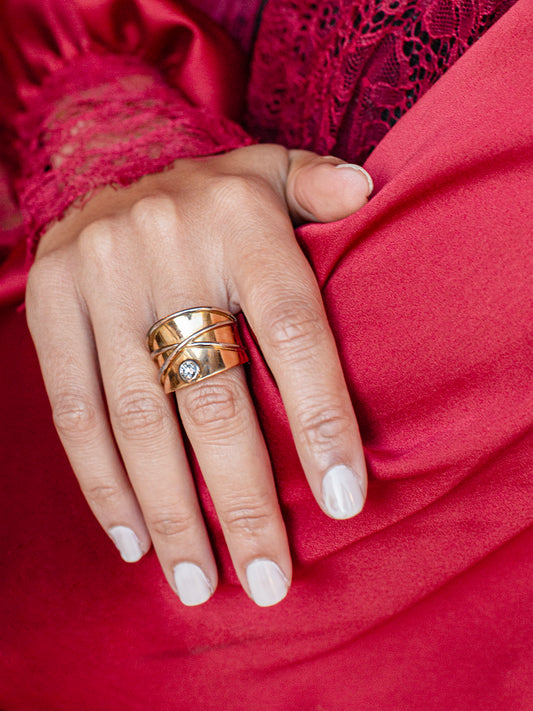 Comprar anillo ancho realizado en oro amarillo de 18kt diamante.