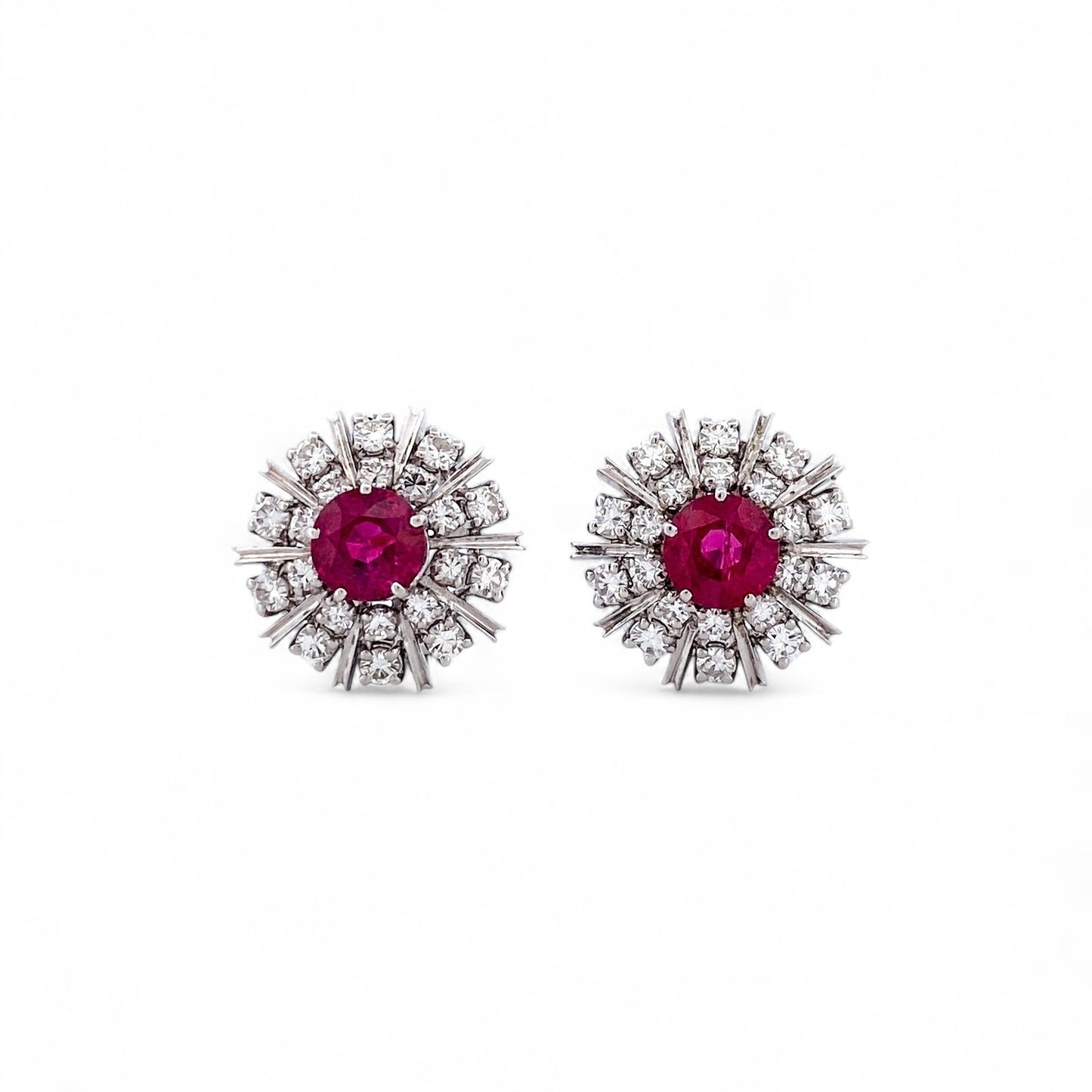 Comprar pendientes realizados en oro blanco de 18kt con diamantes talla brillante y rubí central. Cierre tipo Omega. Joyería Ian'Or. Envío GRATIS.