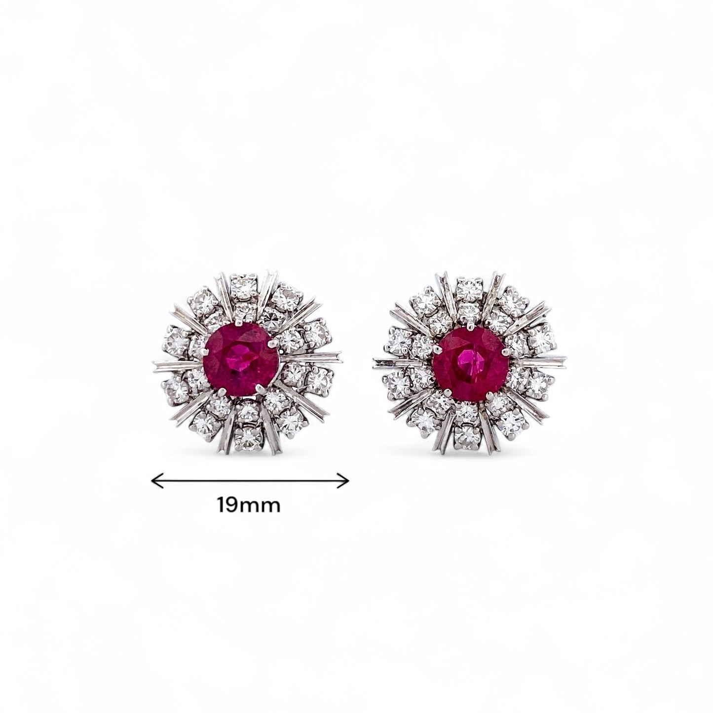 Comprar pendientes realizados en oro blanco de 18kt con diamantes talla brillante y rubí central. Cierre tipo Omega. Joyería Ian'Or. Envío GRATIS.