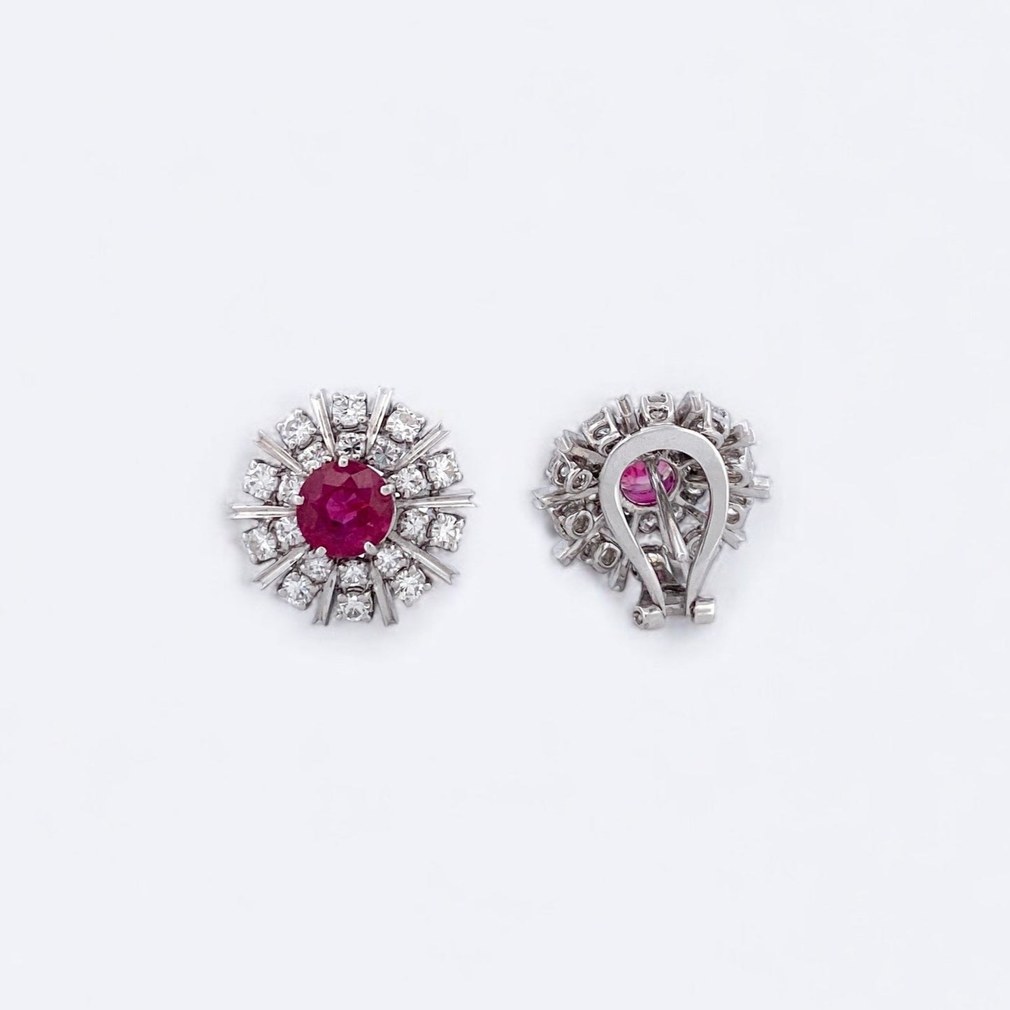 Comprar pendientes realizados en oro blanco de 18kt con diamantes talla brillante y rubí central. Cierre tipo Omega. Joyería Ian'Or. Envío GRATIS.