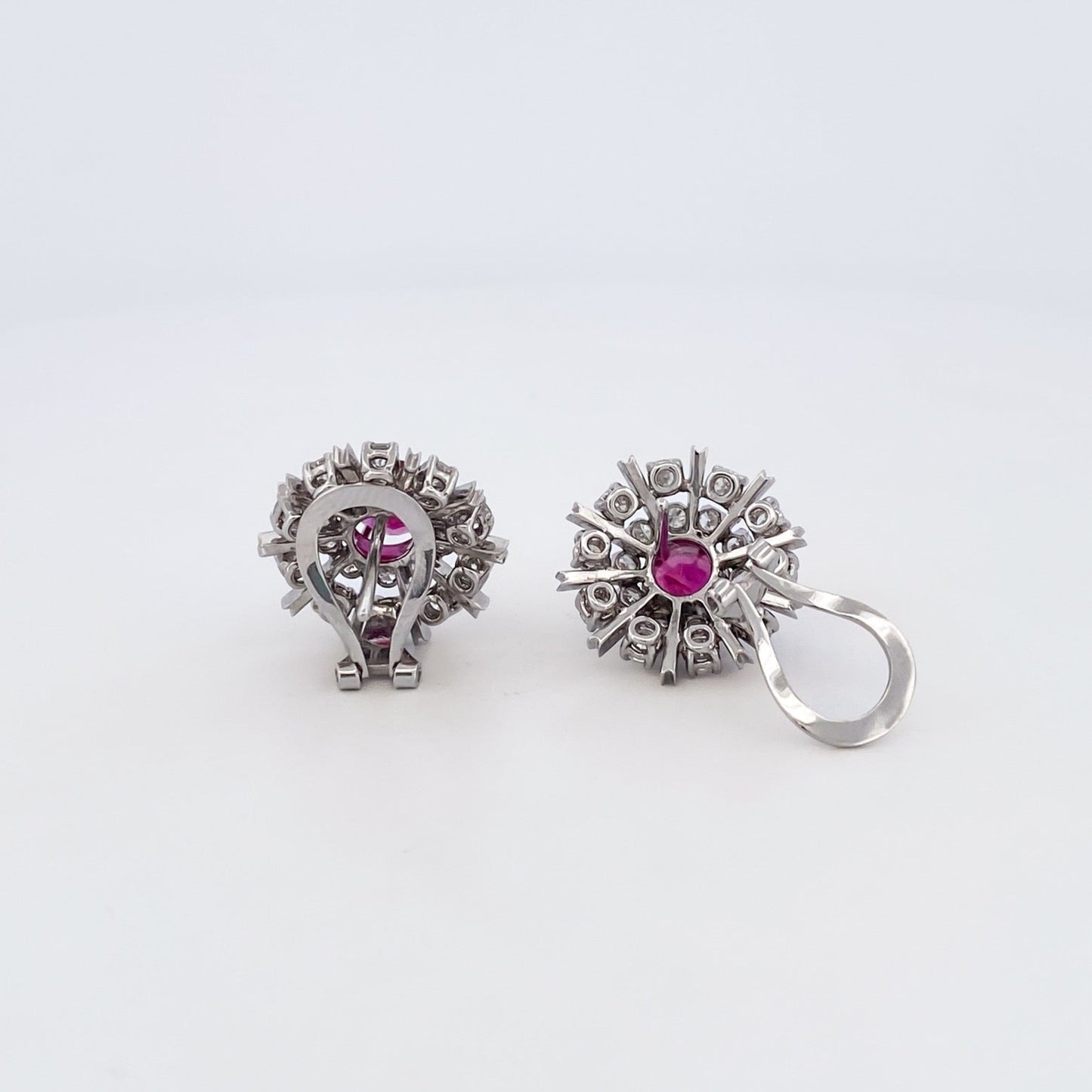 Comprar pendientes realizados en oro blanco de 18kt con diamantes talla brillante y rubí central. Cierre tipo Omega. Joyería Ian'Or. Envío GRATIS.