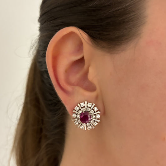 Comprar pendientes realizados en oro blanco de 18kt con diamantes talla brillante y rubí central. Cierre tipo Omega. Joyería Ian'Or. Envío GRATIS.