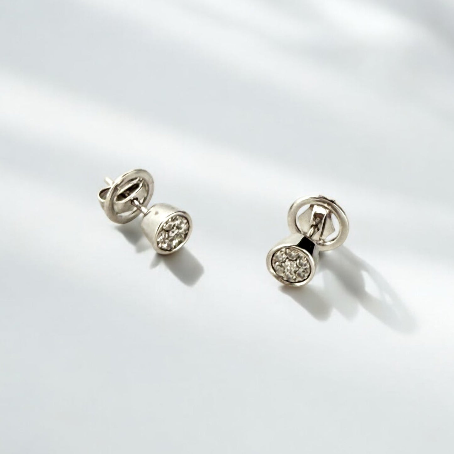 Comprar pendiente tipo dormilonas realizados en oro blanco de 18kt y 7 diamantes talla brillante en cada pendiente. Envío GRATIS. Joyería Ian'Or.