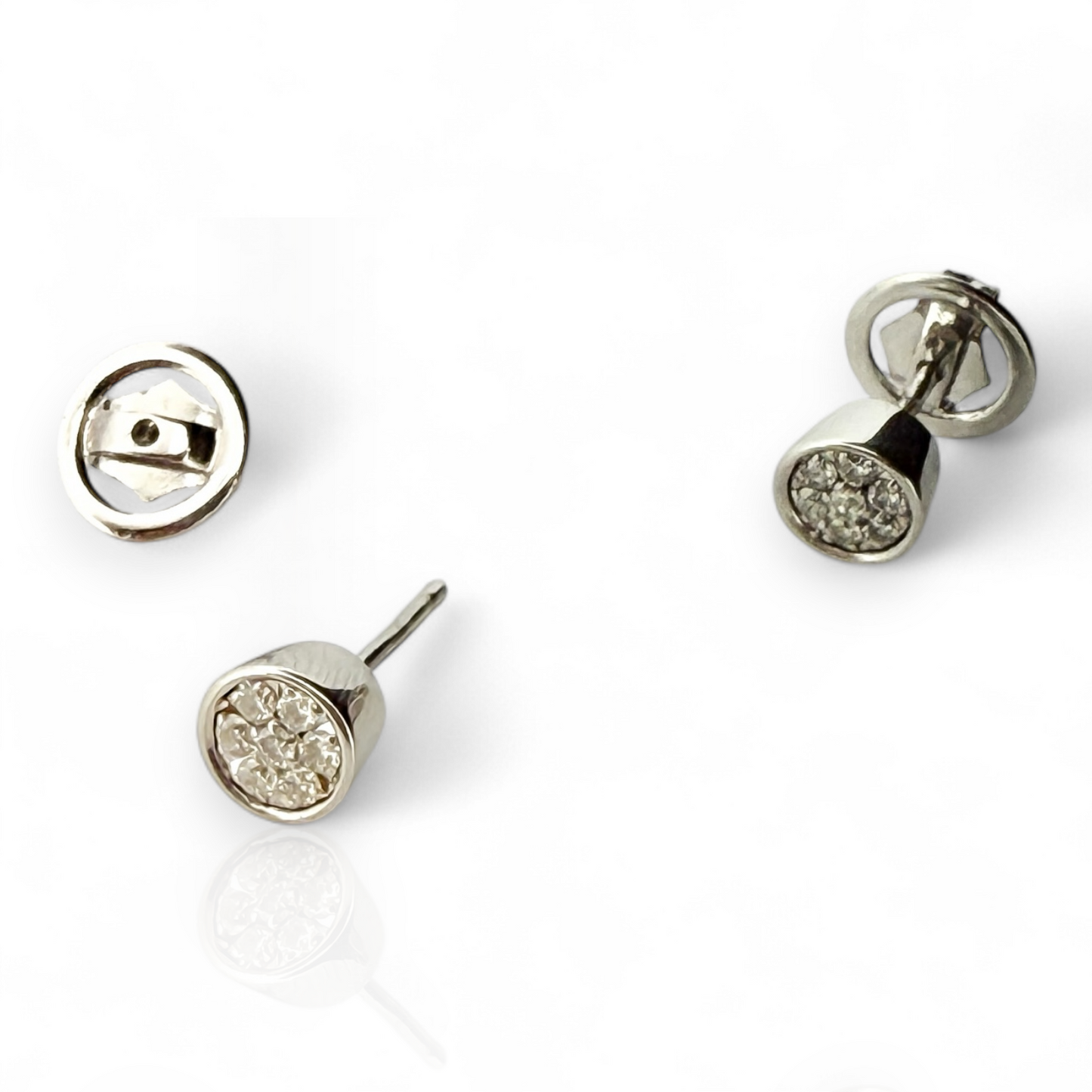 Comprar pendiente tipo dormilonas realizados en oro blanco de 18kt y 7 diamantes talla brillante en cada pendiente. Envío GRATIS. Joyería Ian'Or.